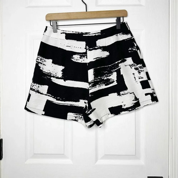 MAAC LONDON Dressy Shorts Size Small Black White Abstract Geometric Print - Picture 7 of 7